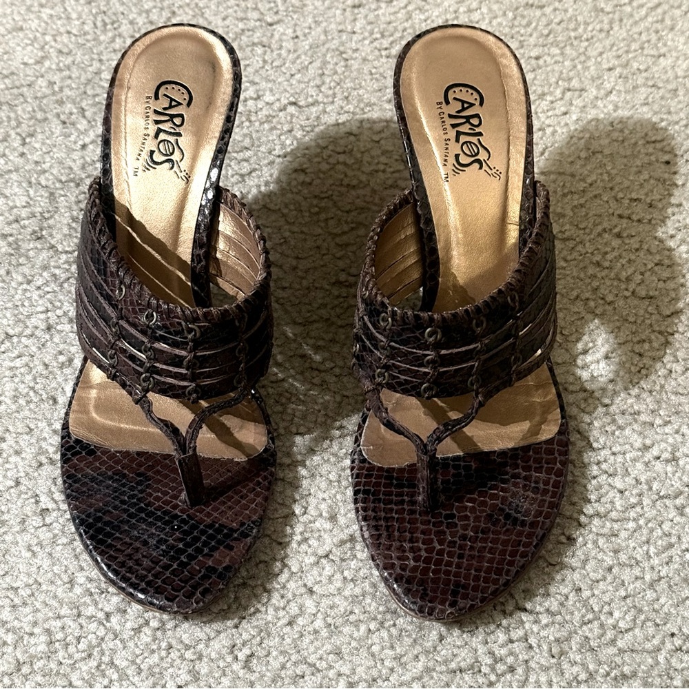 CARLOS SANTANA BROWN SNAKESKIN-EMBOSSED KITTEN-HEELED THONG SANDALS